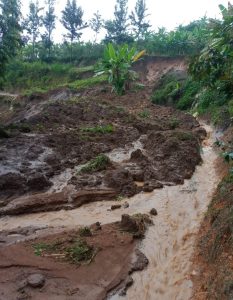 Nyamasheke: Inkangu yafunze umuhanda bihagarika ubuhahirane