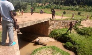 Huye: Barasaba gusanirwa iteme ryangijwe n’imvura kigahuhurwa n’imodoka