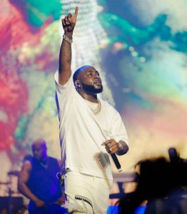 Umuhanzi Davido arateganya kubaka inzu mu Rwanda
