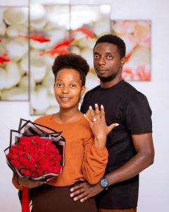 Umunyarwenya 5K Etienne yambitse impeta umukunzi we bitegura kurushinga