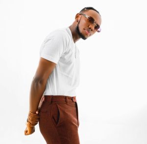 Chriss Eazy asanga bidakwiye kugereranya ibigwi by’abahanzi
