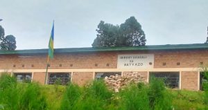 Huye: Abitwaje imihoro n’ibibando bakomerekeje umuturage baranasahura