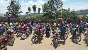 Kamonyi: Polisi yasabye abamotari kujya basaka imizigo y’abagenzi hirindwa magendu