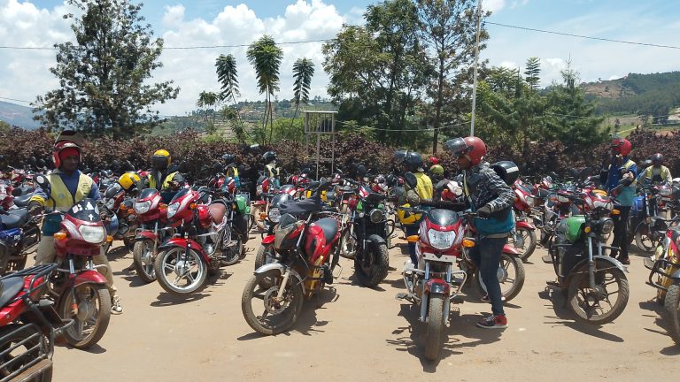 Kamonyi: Polisi yasabye abamotari kujya basaka imizigo y’abagenzi hirindwa magendu