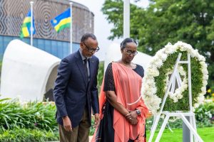 Perezida Kagame na Madamu Jeannette Kagame bunamiye Intwari z’u Rwanda (Amafoto)