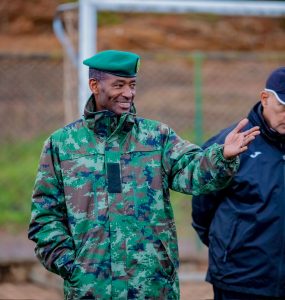 Gen Mubarakh Muganga yasuye APR FC mbere yo guhura na Police FC