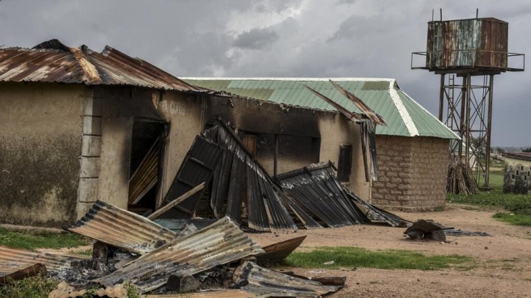 Nigeria: Abitwaje intwaro bishe abarenga 40 batwika n’inzu