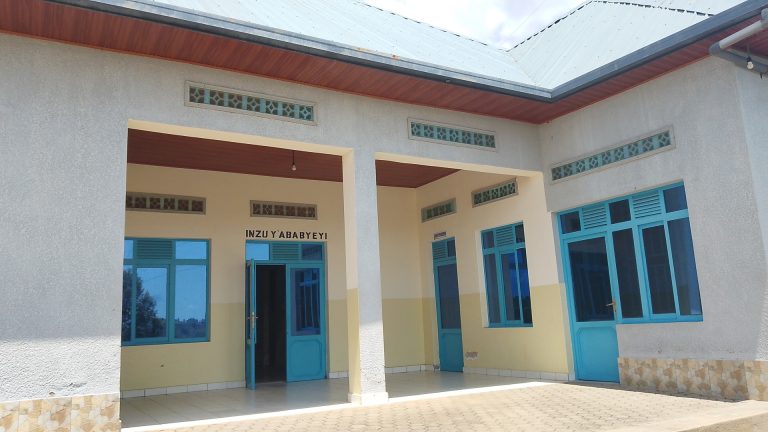 Muhanga: Abagana ivuriro ry’ibanze rya Cyeza barasaba kwegerezwa amazi meza