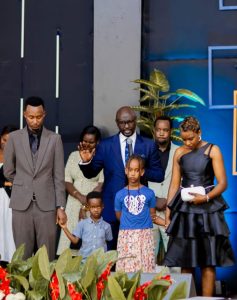 Claptone Kibonge n’umugore bitegura ubukwe, berekanywe mu rusengero