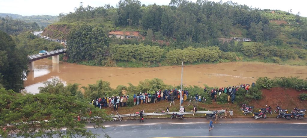 Muhanga: Umushoferi yarohamanye n’ikamyo muri Nyabarongo
