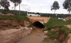 Huye-Nyamagabe: Barishimira ko iteme ryari rigiye gutwarwa n’ibiza ryasanwe