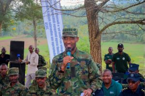 Gatsibo: Bishimiye gutera ibiti bari kumwe n’Umugaba Mukuru w’Ingabo z’u Rwanda