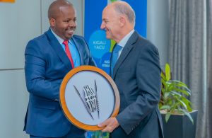 Meya Dusengiyumva yagiranye ibiganiro n’Umuyobozi w’Itorero ryo muri Amerika