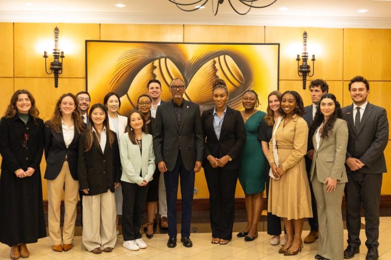 Perezida Kagame yaganirije abanyeshuri 41 ba Kaminuza ya Havard na Tufts