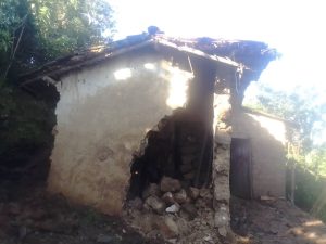 Karongi:  Inzu 2 zirimo iy’umukecuru w’imyaka 73 zasenywe n’ibiza