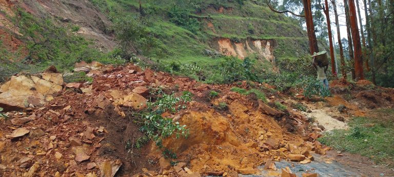 Muhanga – Ngororero: Imvura yateje inkangu ifunga umuhanda