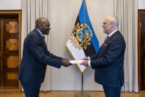 Amb. Dushimimana yatanze impapuro zo guhagararira u Rwanda muri Estonia