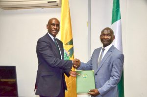 Amb. Rugema yatanze kopi z’impapuro zimwemerera guhagararira u Rwanda muri Nigeria