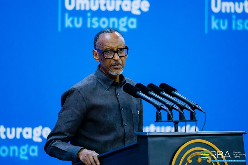 Perezida Kagame yabajije abayobozi barya ruswa impamvu bigereranya n’ikibi
