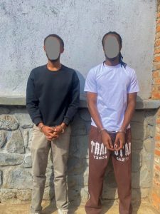 Polisi yafunze abasore bagaragaye mu mashusho bakubita umukobwa imigeri n’ingumi