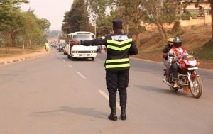 Umushoferi usuzuguye umupolisi umuhagaritse ashobora gucibwa agera kuri 700,000 Frw