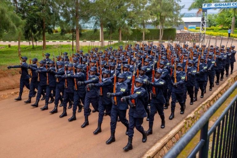 Perezida Kagame yazamuye mu ntera Abapolisi 5,746 barimo 5 bahawe ipeti rya CP 