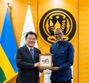Perezida Kagame na Xu Hui baganiriye ku gushinga uruganda ruteranya imodoka z’amashanyarazi