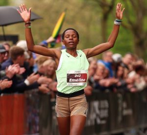 Emeline Imanizabayo yegukanye umudali wa Zahabu muri Seven Hills Record Run
