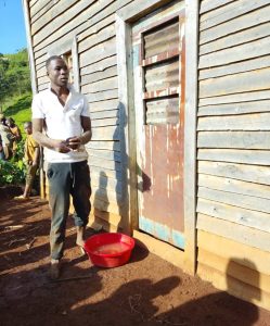 Nyamasheke: Yazindutse asenya inzu abanamo n’umugore we ashinja kumuca inyuma