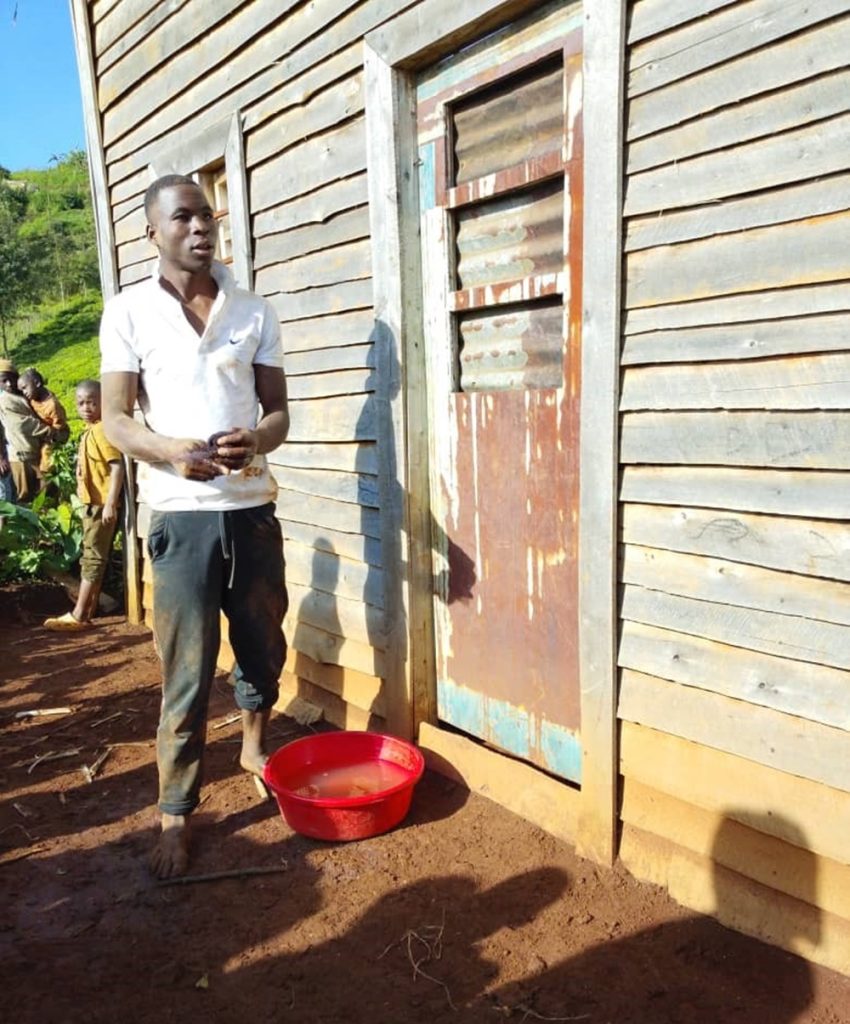 Nyamasheke: Yazindutse asenya inzu abanamo n’umugore we ashinja kumuca inyuma