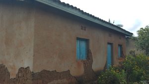 Muhanga: Abarokotse Jenoside bubakiwe inzu na AVEGA Agahozo bifuza ko zasanwa