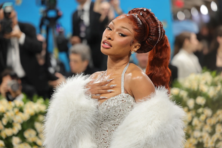 MeganThee Stallion warembeye ku rubyiniro yasezerewe mu bitaro