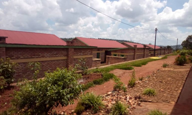 Huye: Abacitse ku icumu rya Jenoside yakorewe Abatutsi mu 1994 barishimira ko babonye icumbi