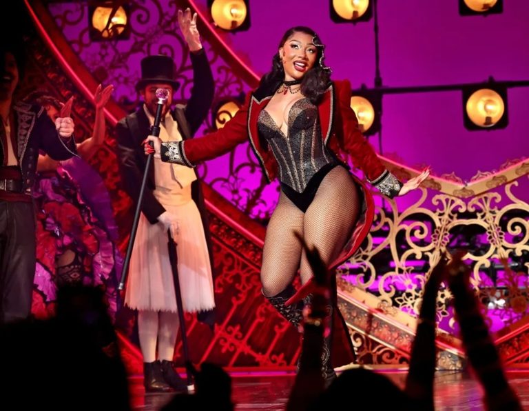 Megan The Stallion yakuwe ku rubyiniro ajyanwa kwa muganga