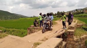 Gatsibo: Barasaba gukorerwa ikiraro kimaze kugwamo bane, babiri bakavunika