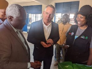U Busuwisi bushima u Rwanda rugaburira abanyeshuri ibishyimbo bikungahaye ku butare