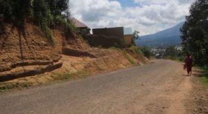 Musanze: Babangamiwe n’ikorwa ry’umuhanda Kabilizi – Shashi – Butare wabasize mu manegeka
