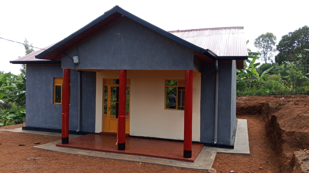 Gatsibo: Uwarokotse Jenoside yahawe inzu anorozwa inka