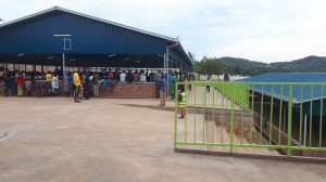 Kigali: Abacuruza bahetse abana mu isoko barifuza amarerero