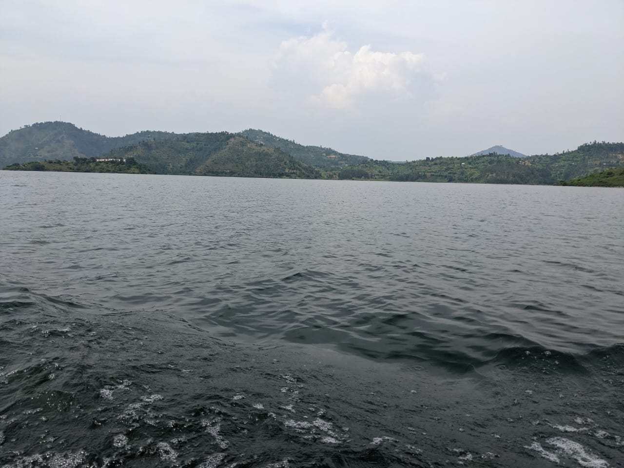 Karongi: Umwarimu wigishaga ikoranabuhanga yarohamye mu Kivu arapfa  