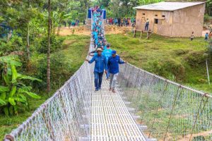 Gakenke: Karambo bishimira ikiraro cyo mu kirere kije koroshya imigenderanire