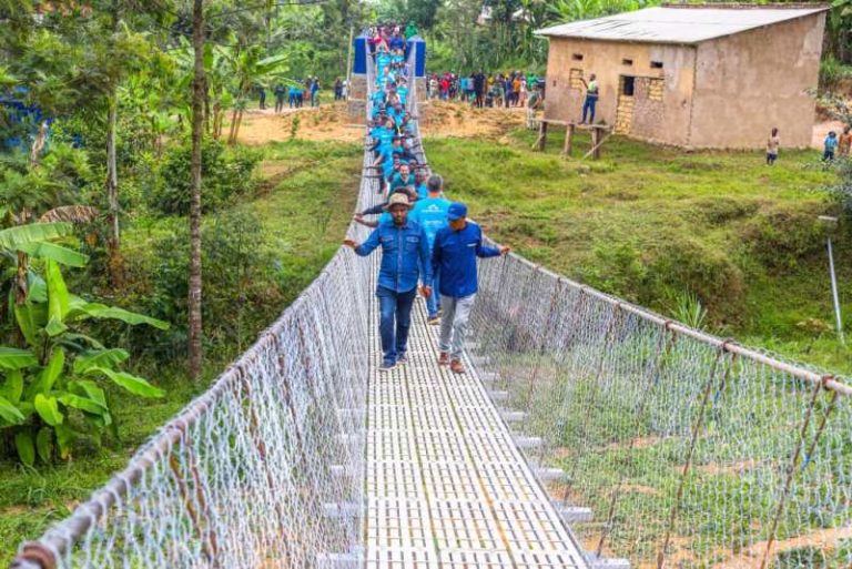 Gakenke: Karambo bishimira ikiraro cyo mu kirere kije koroshya imigenderanire