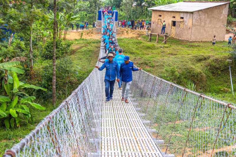 Gakenke: Karambo bishimira ikiraro cyo mu kirere kije koroshya imigenderanire