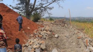 Kamonyi: Batatu bagwiriwe n’urukuta rw’amabuye barapfa, babiri barakomereka