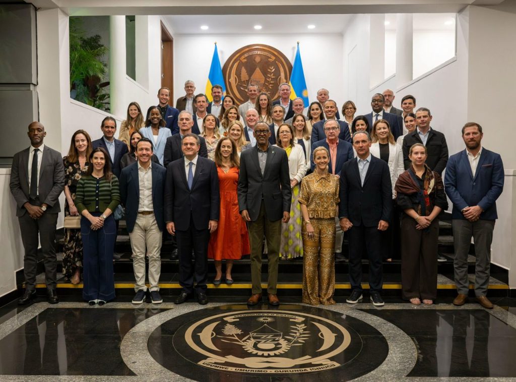 Perezida Kagame yakiriye itsinda ry’abantu 19 bo mu Muryango wa YPO