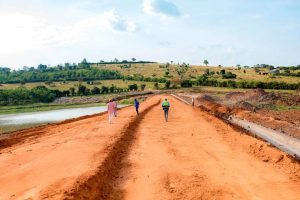 Gatsibo: Ibyuzi by’amazi y’amatungo byatezaga impanuka byatangiye kubakirwa 
