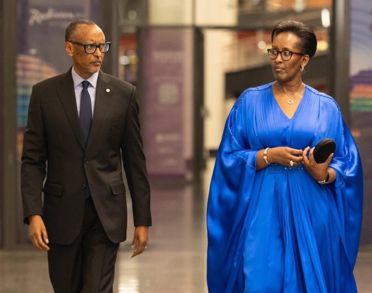 Perezida Kagame na Madamu Jeannette Kagame bageze i Paris&nbsp;