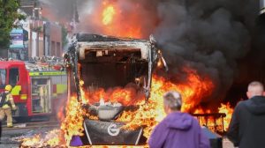 U Bwongereza: Abigaragambya bamagana abimukira batwitse imodoka basenya n’inzu