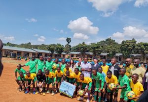 Ibigo by’amashuri birenga 110 mu Rwanda byahawe ibikoresho bya siporo