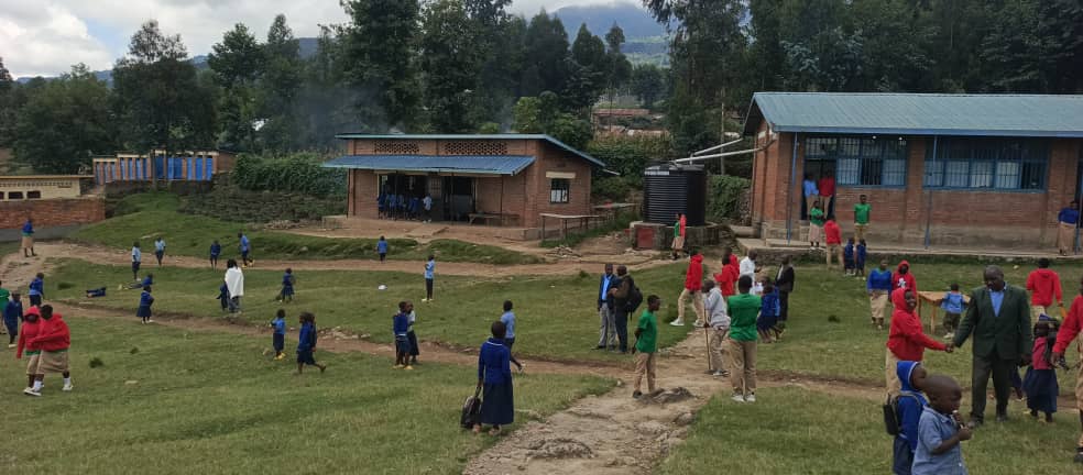 Musanze: G.S Rwinzovu bashima kubakirwa amashuri asimbura ayo mu 1980